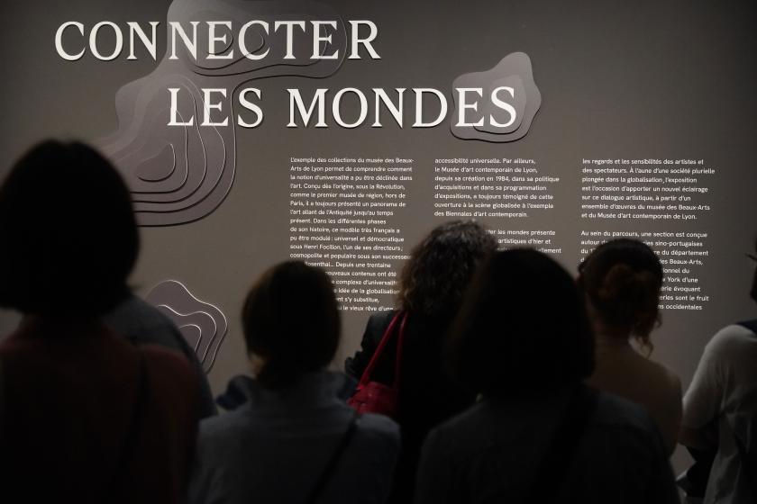 Des visiteurs dans l'exposition Connecter les mondes